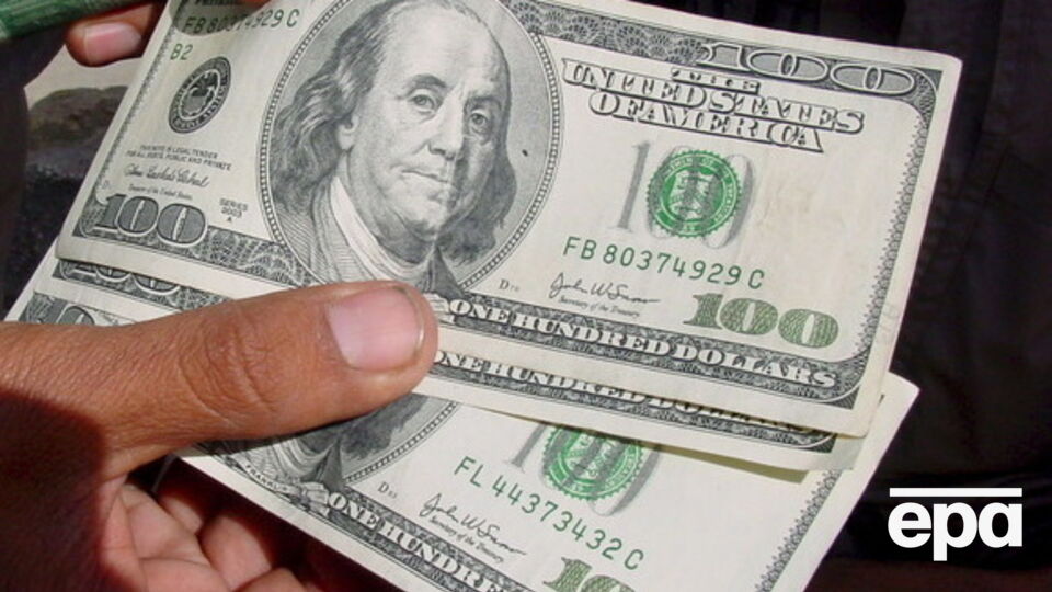 Нацбанк понизил курс гривны к доллару и евро