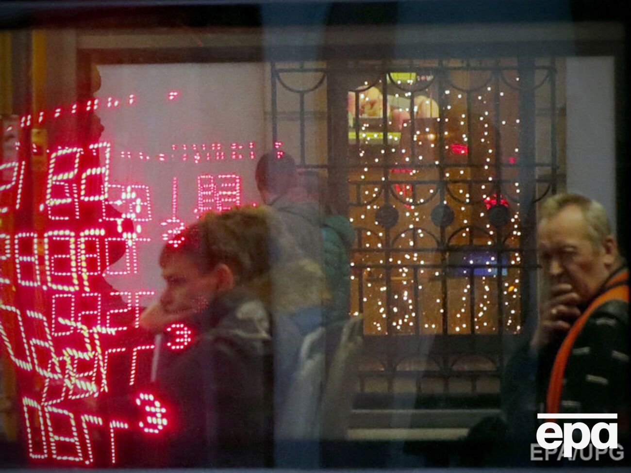 Российский рубль продолжил падение вслед за ценами на нефть