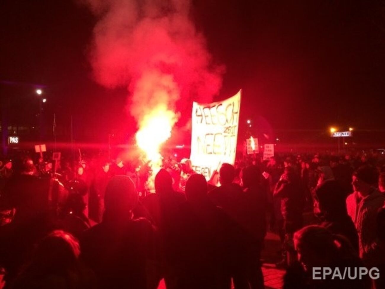 В нидерландском городке митингующие против наплыва беженцев подрались с полицией