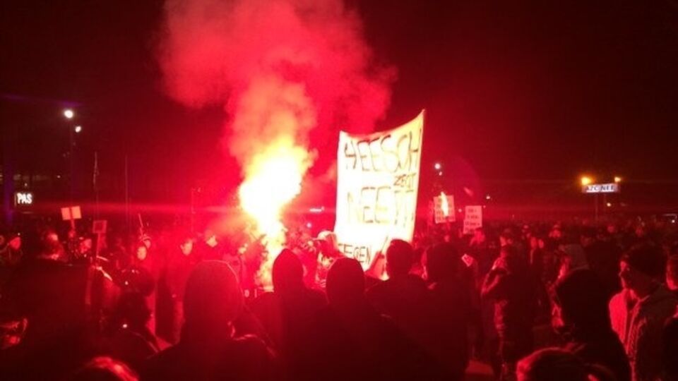 В нидерландском городке митингующие против наплыва беженцев подрались с полицией