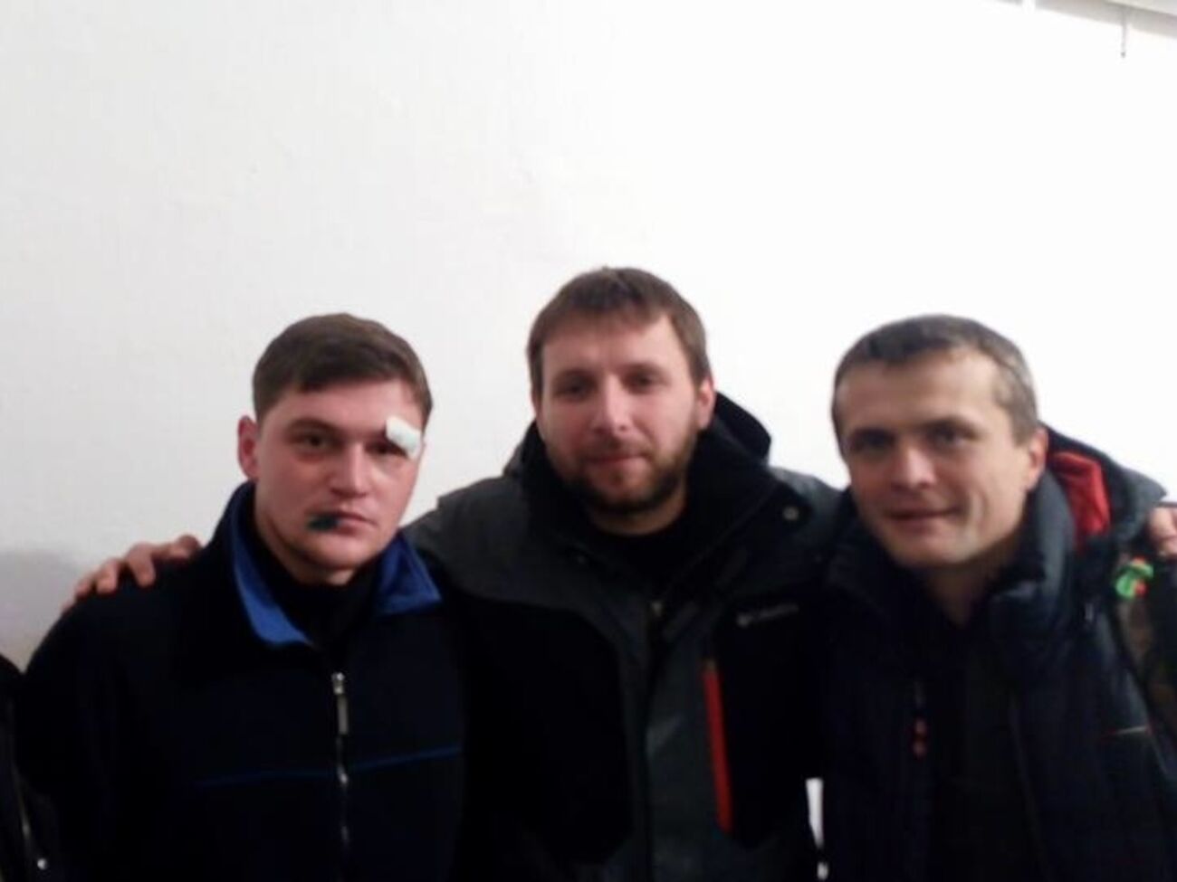 Задержанный на Драгобрате боевой командир ДУК ПС, один из руководителей штаба блокады Крыма Хорват (слева) с нардепами Владимиром Парасюком и Игорем Луценко (справа)