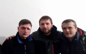 Задержанный на Драгобрате боевой командир ДУК ПС, один из руководителей штаба блокады Крыма Хорват (слева) с нардепами Владимиром Парасюком и Игорем Луценко (справа)