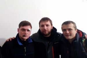 Задержанный на Драгобрате боевой командир ДУК ПС, один из руководителей штаба блокады Крыма Хорват (слева) с нардепами Владимиром Парасюком и Игорем Луценко (справа)