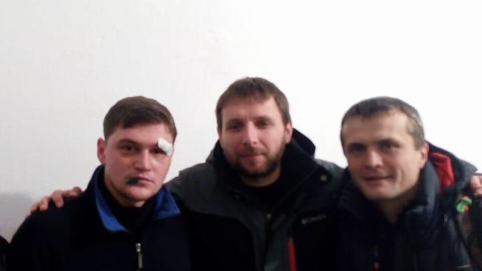 Задержанный на Драгобрате боевой командир ДУК ПС, один из руководителей штаба блокады Крыма Хорват (слева) с нардепами Владимиром Парасюком и Игорем Луценко (справа)