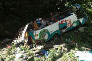 Автобус сорвался с извилистой трассы