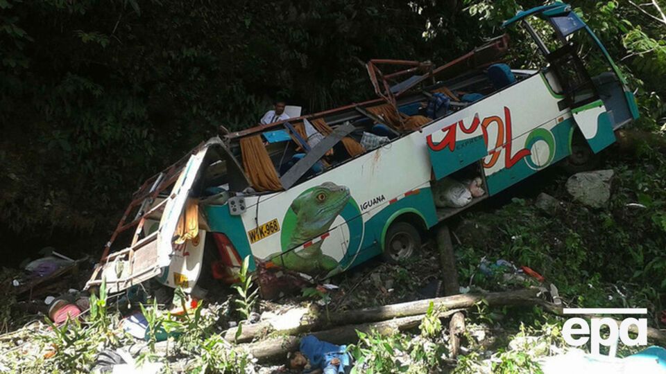 Автобус сорвался с извилистой трассы