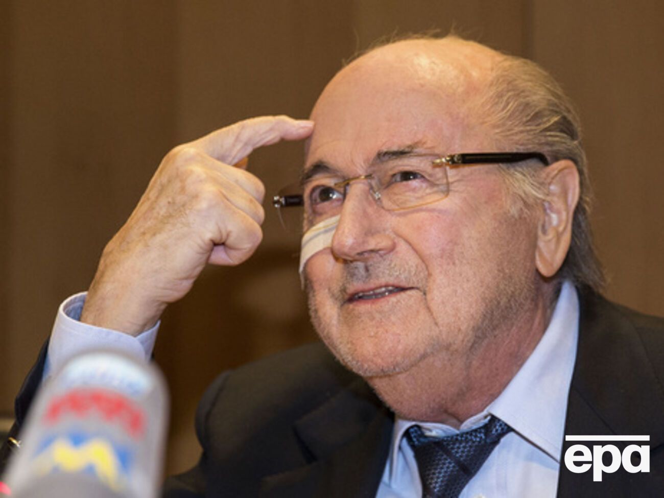 Отстраненный от должности Блаттер получит зарплату за пять месяцев