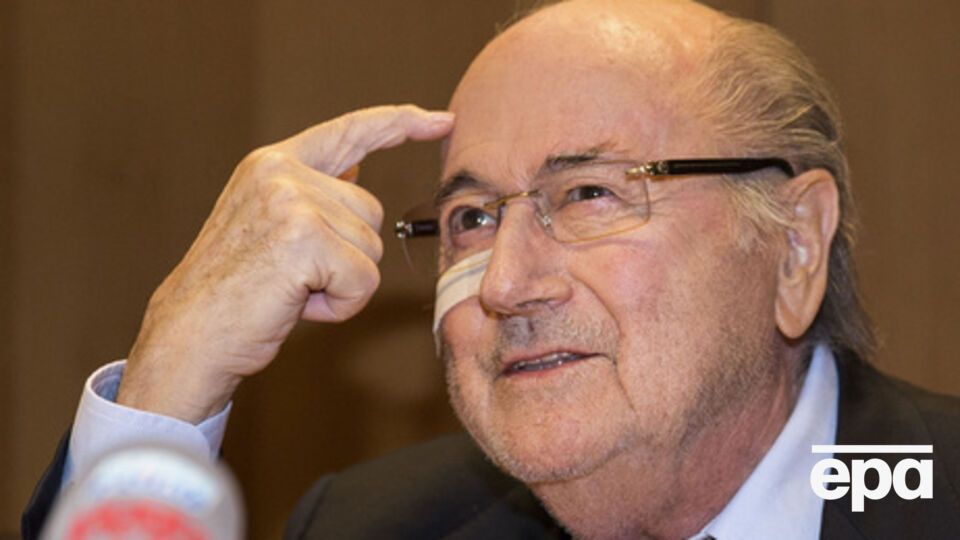 Отстраненный от должности Блаттер получит зарплату за пять месяцев