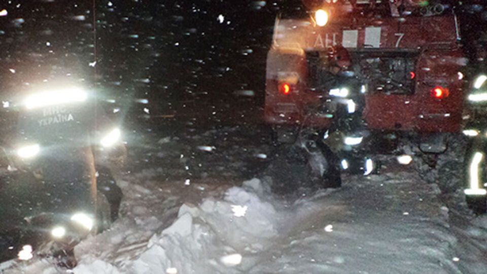 Спасатели доставили женщину в больницу