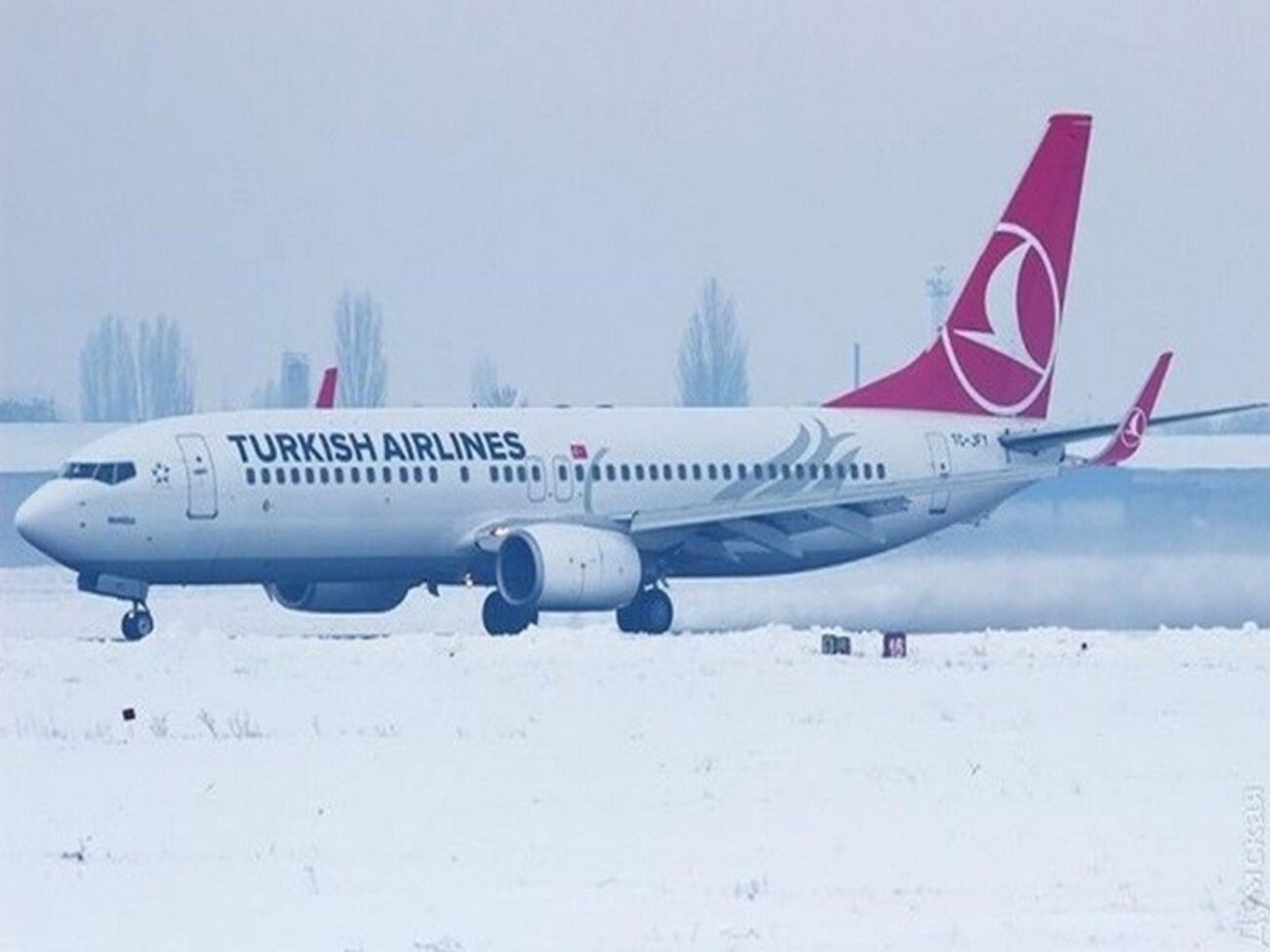 Одесский аэропорт уже принял первый рейс после снегопадов