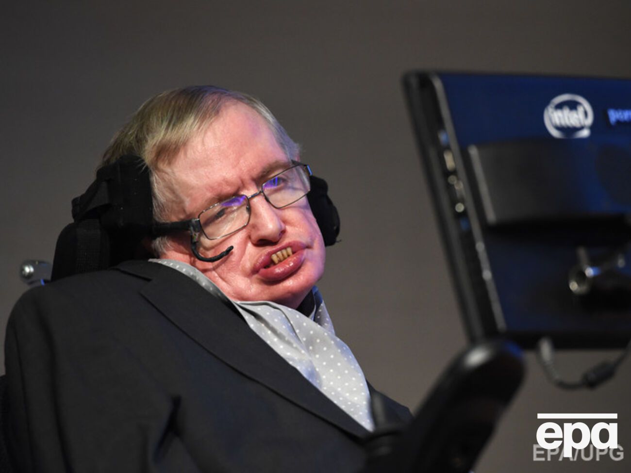 Хокинг призвал человечество быть очень осторожным