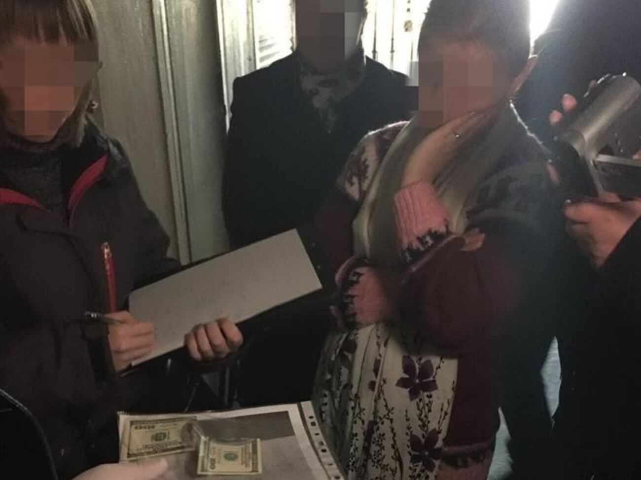 Взяточницу задержали на рабочем месте