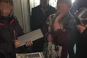 Взяточницу задержали на рабочем месте