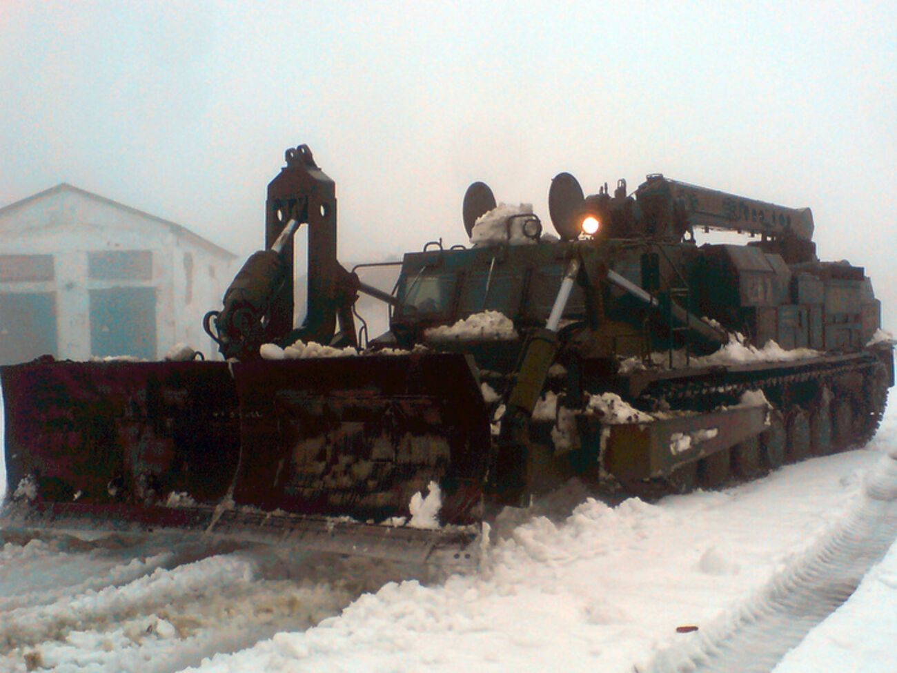 В Одесской и Николаевской областях снег убирают военной техникой