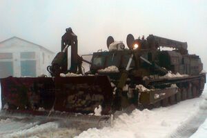 В Одесской и Николаевской областях снег убирают военной техникой