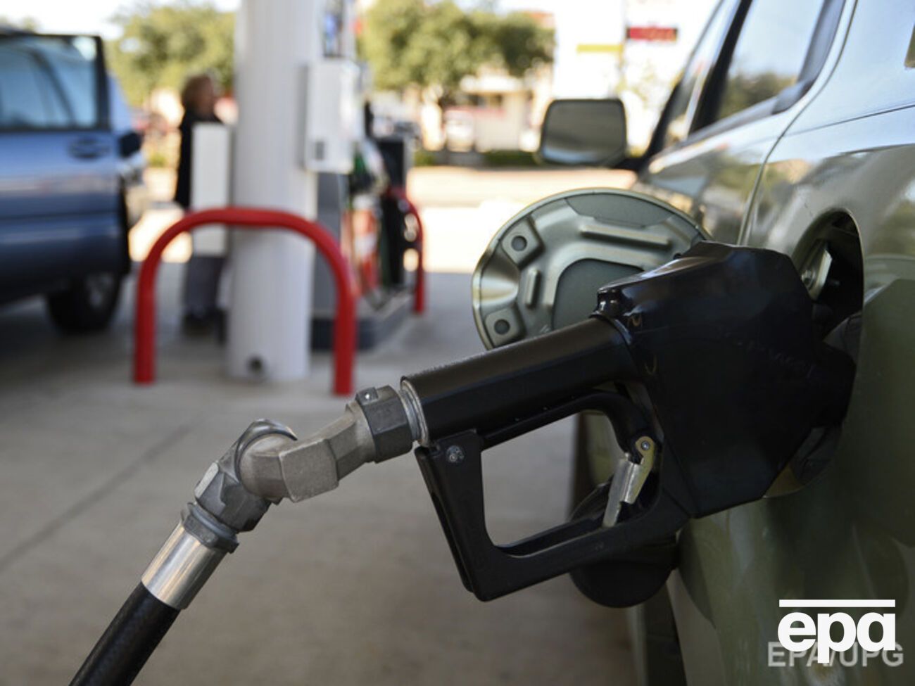 В Соединенных Штатах розничная цена бензина падает
