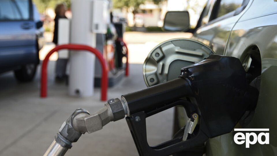В Соединенных Штатах розничная цена бензина падает
