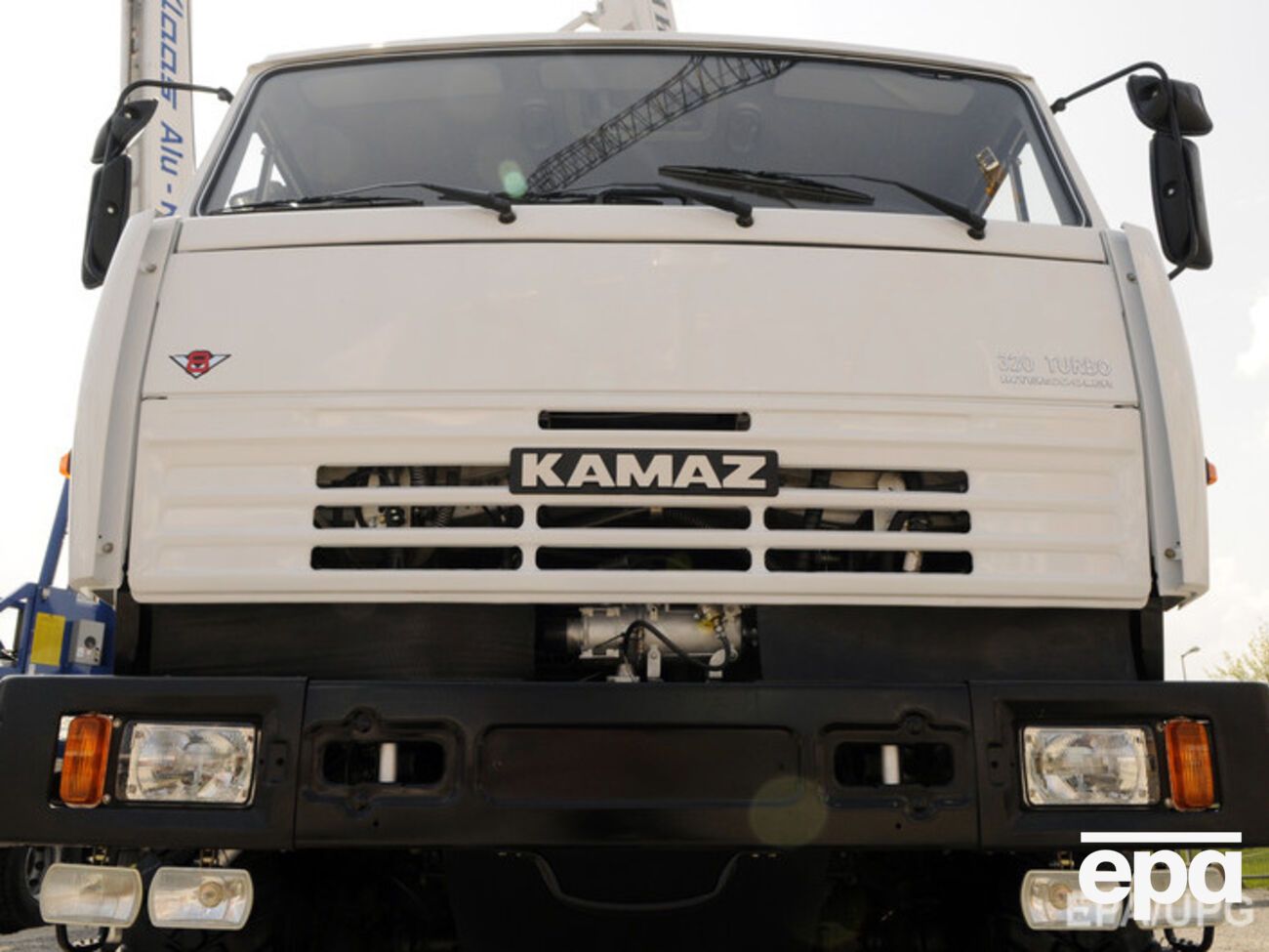 Кабина КамАЗа была оборудована средствами радиосвязи