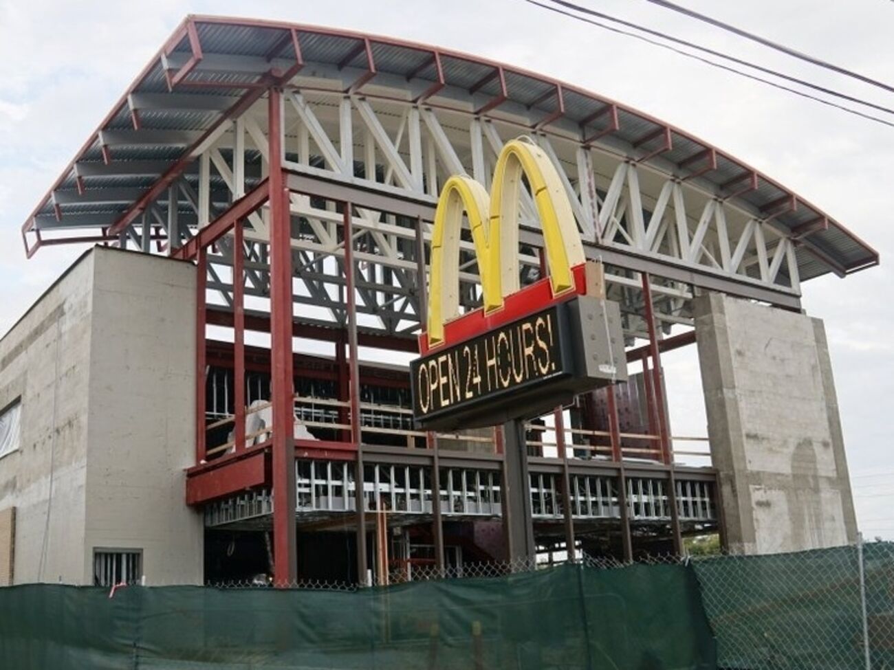 На месте старого фастфуда построят новый ресторан McDonald's