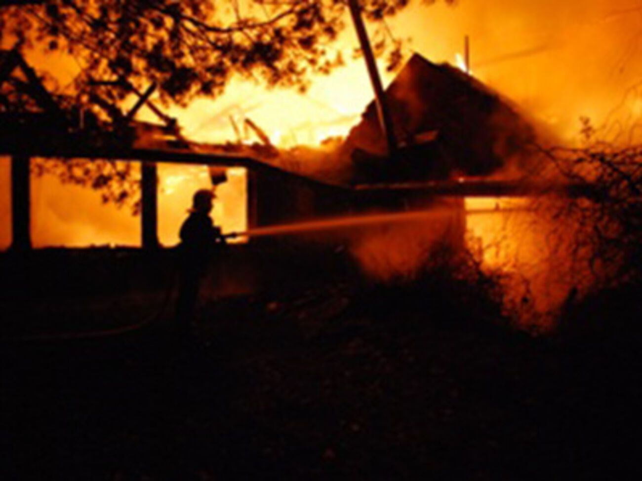 В селе Черлянское Предместье возник пожар на чердаке деревянного здания ресторана