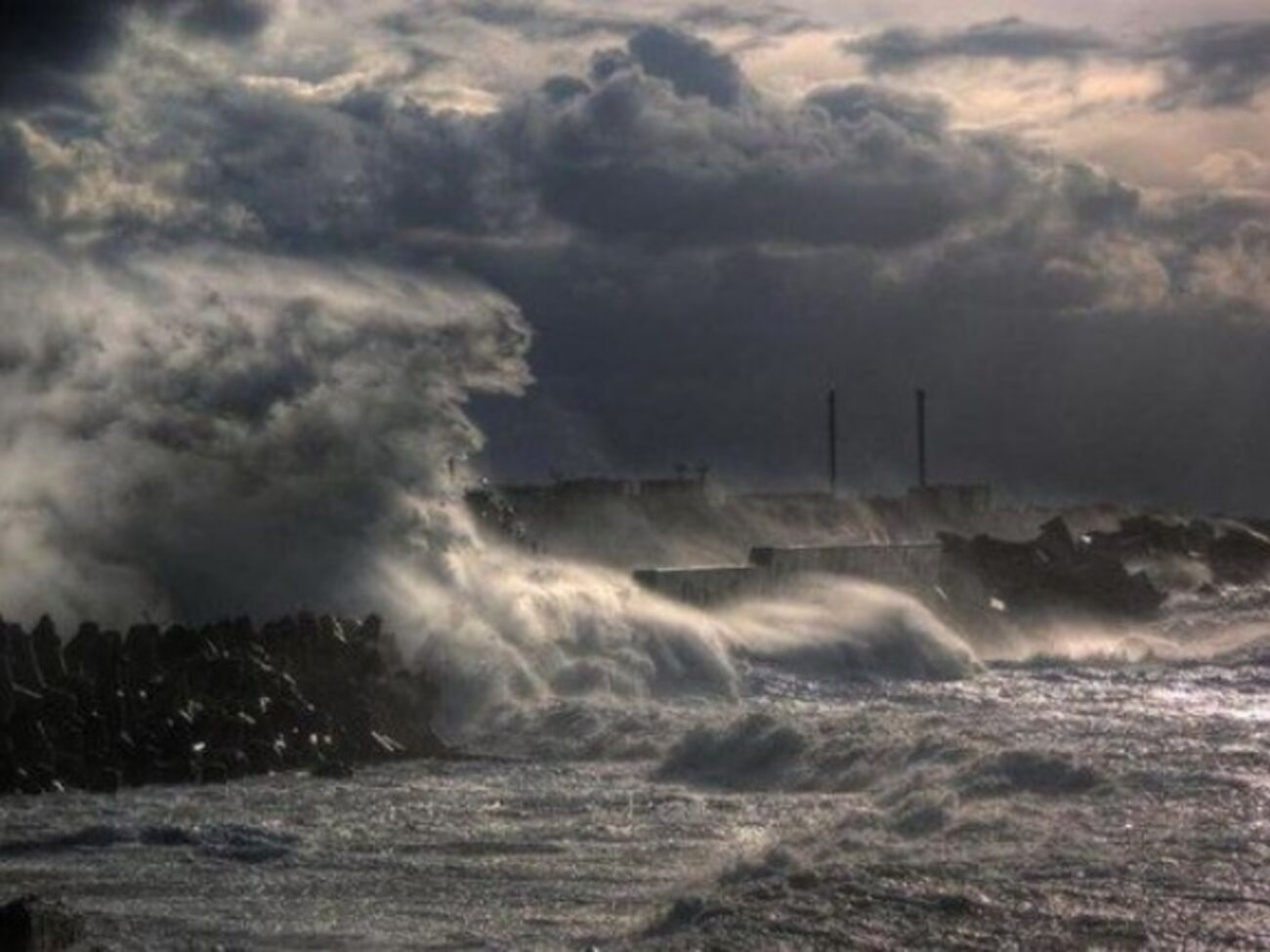 В Черном море продолжаются зимние штормы