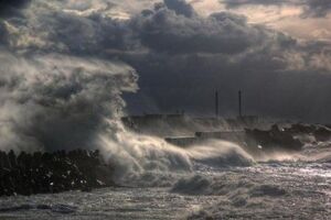 В Черном море продолжаются зимние штормы