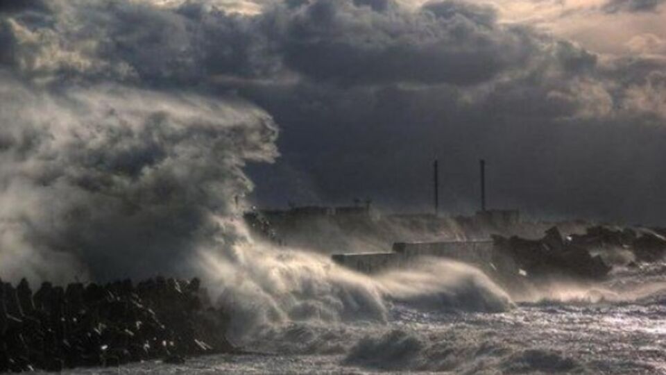 В Черном море продолжаются зимние штормы