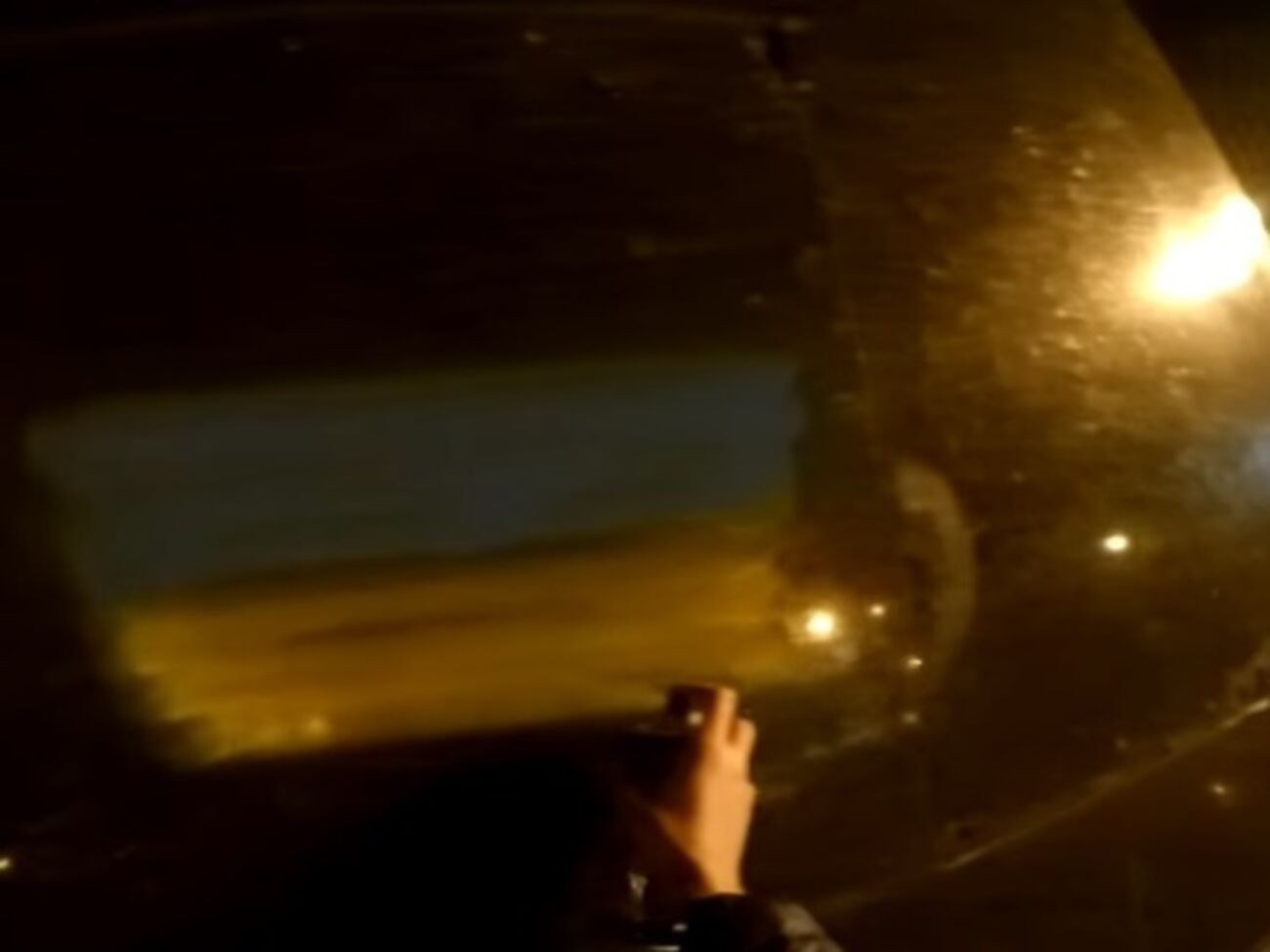 Памятник Ленину в Донецке украсили украинским флагом