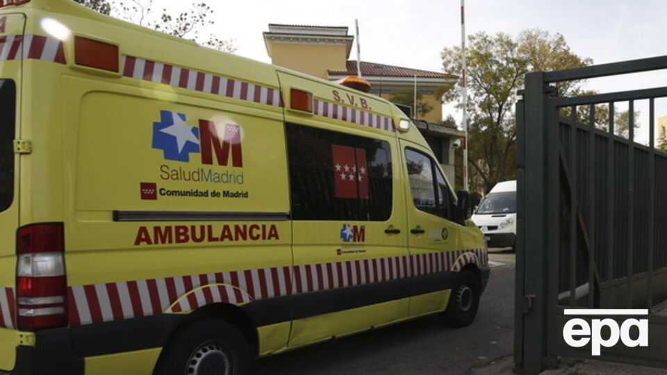 Возле места обрушения здания в Мадриде работают бригады скорой помощи и пожарные