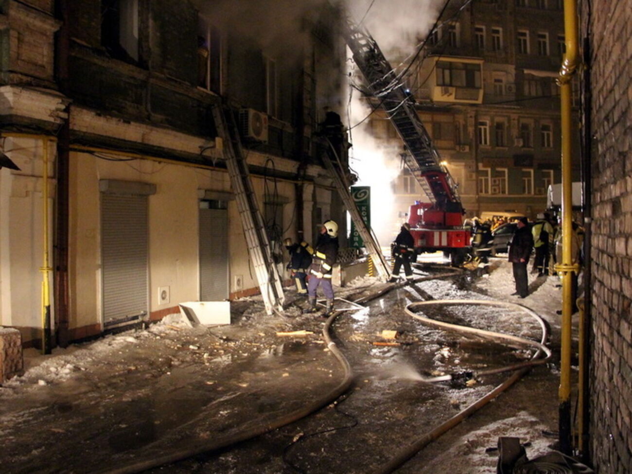 Пожар возник на первом этаже здания