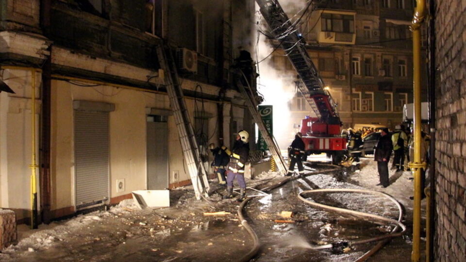 Пожар возник на первом этаже здания