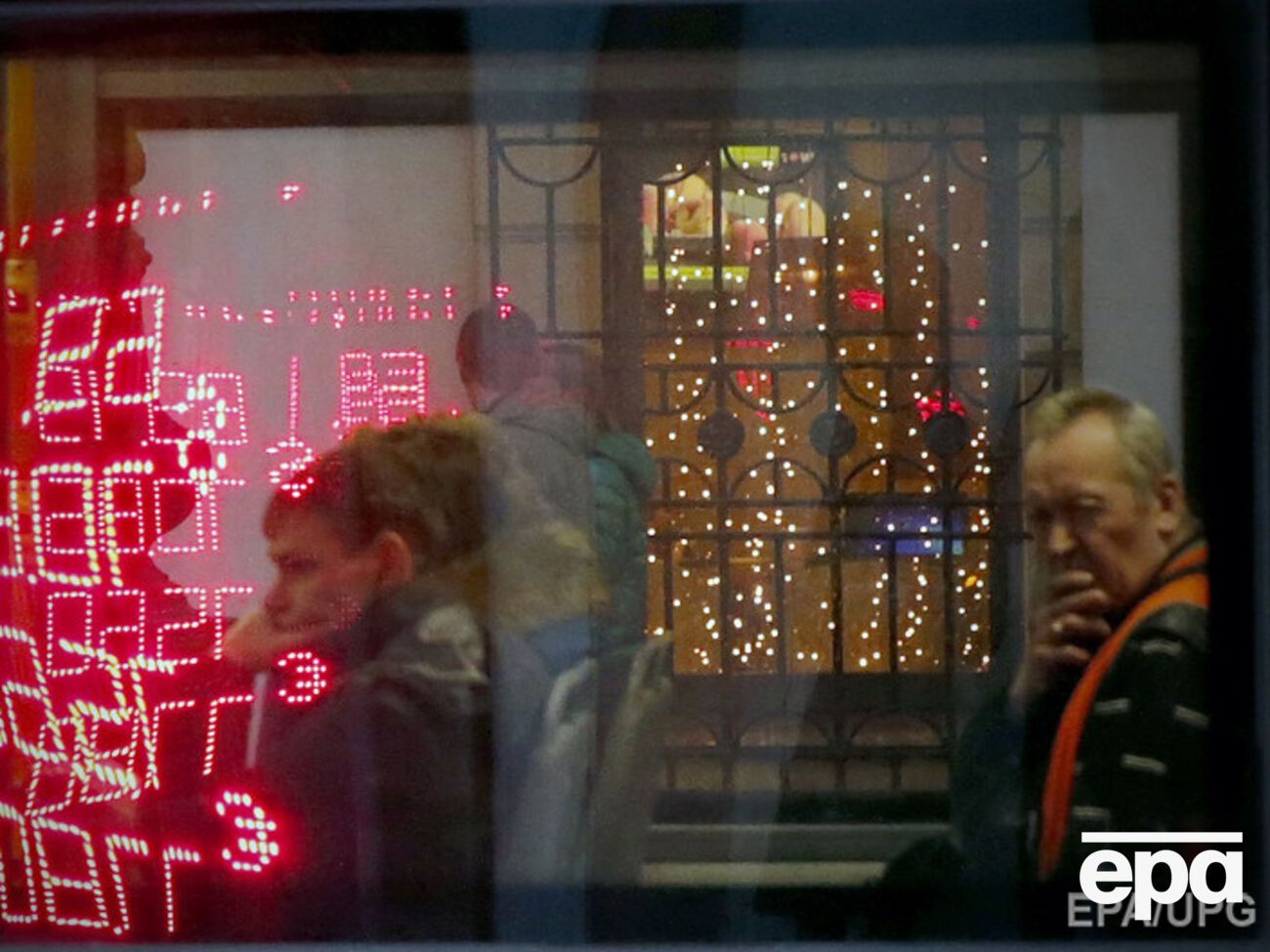 Курс рубля продолжает падение