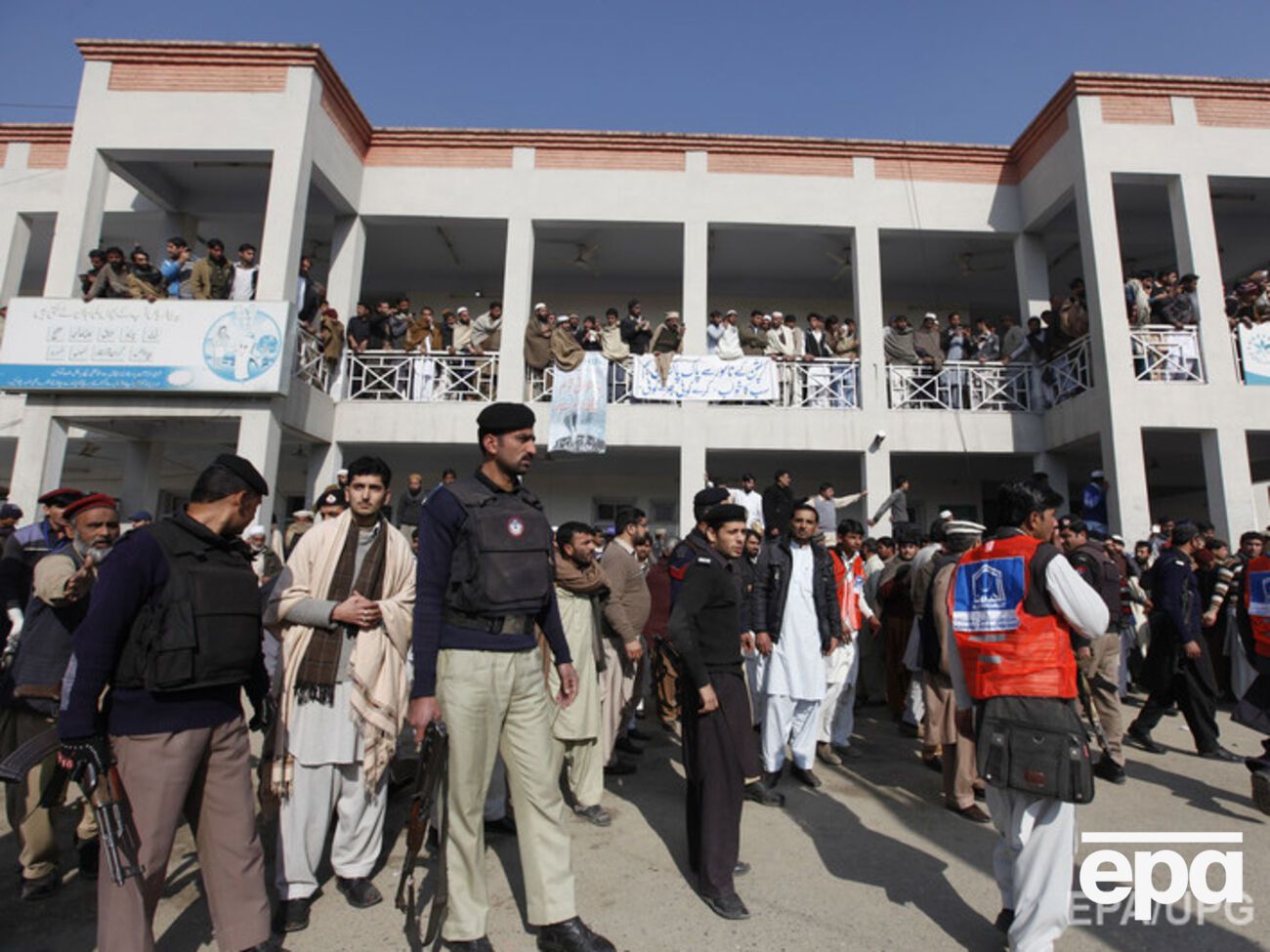 Талибы напали на университет в Пакистане