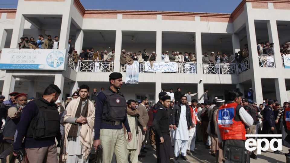 Талибы напали на университет в Пакистане