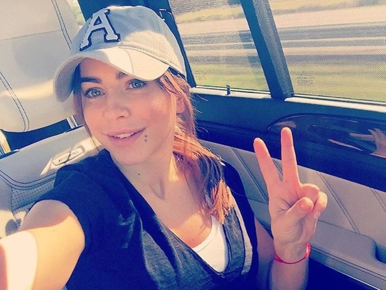 Певица показала лицо дочери лишь частично