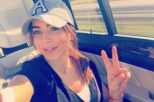 Певица показала лицо дочери лишь частично