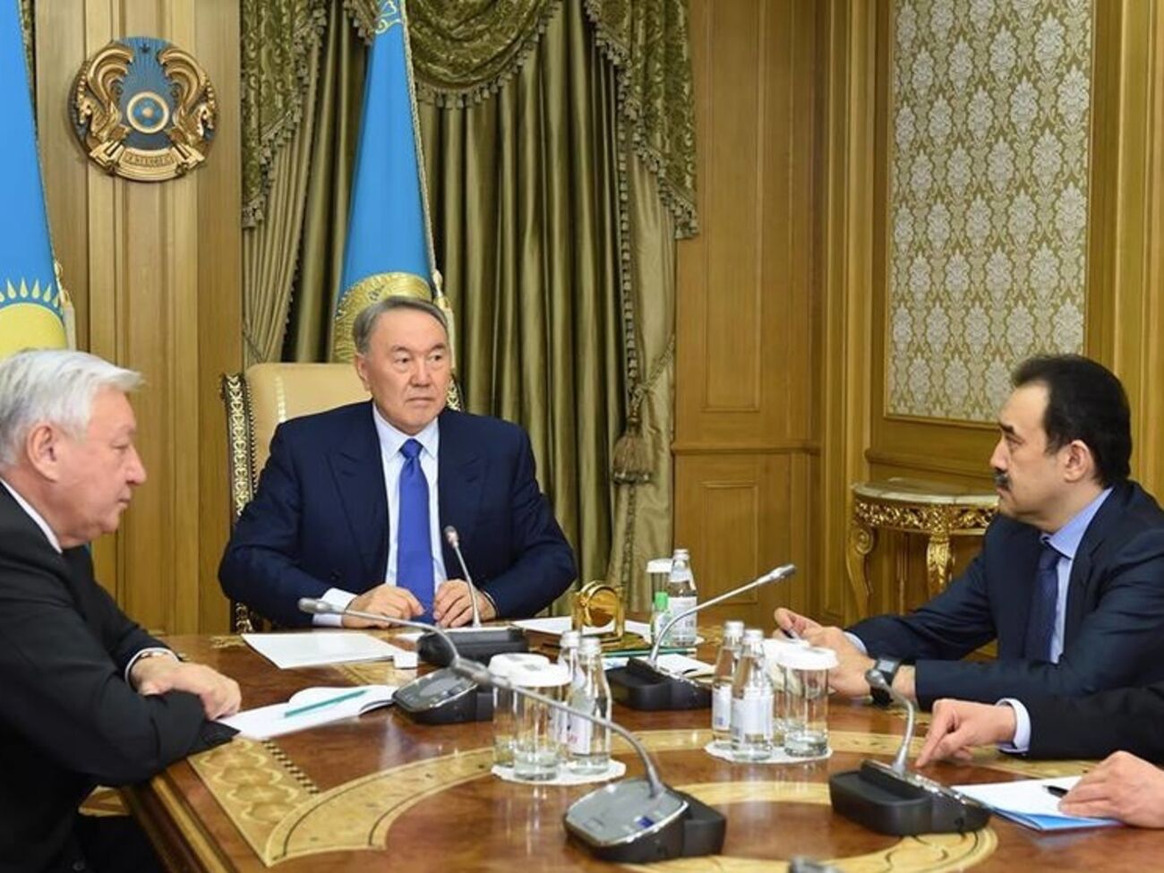Консультации Назарбаева со спикером мажилиса Джакуповым (слева) и премьером Масимовым (справа)