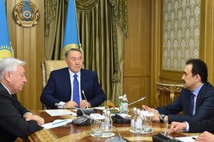 Консультации Назарбаева со спикером мажилиса Джакуповым (слева) и премьером Масимовым (справа)