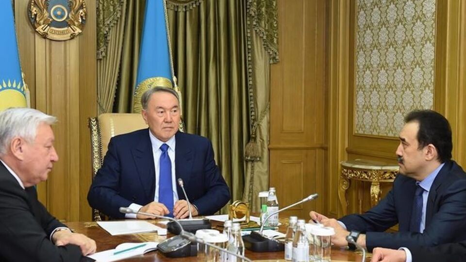 Консультации Назарбаева со спикером мажилиса Джакуповым (слева) и премьером Масимовым (справа)