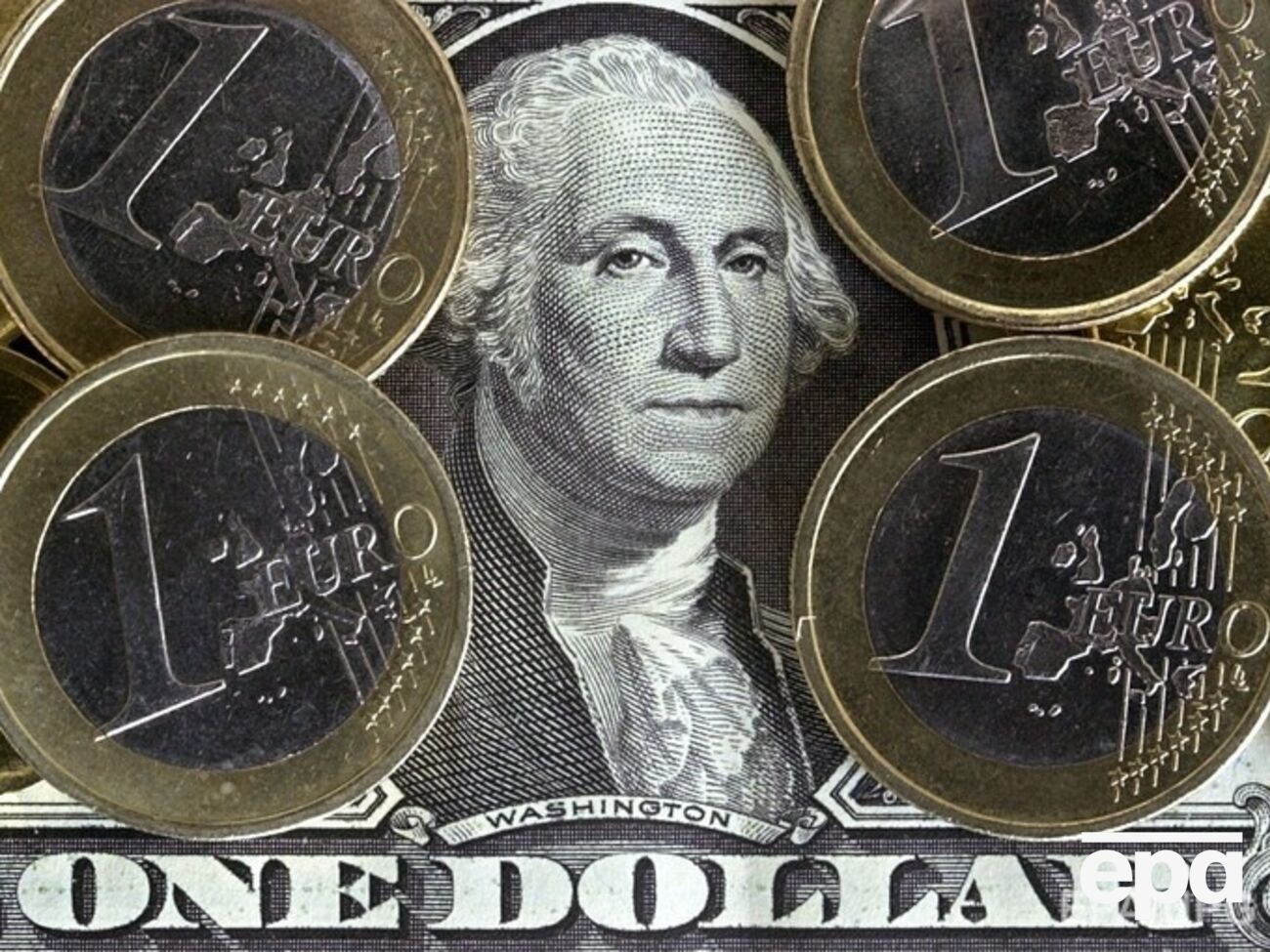 Гривна немного укрепилась к евро и доллару