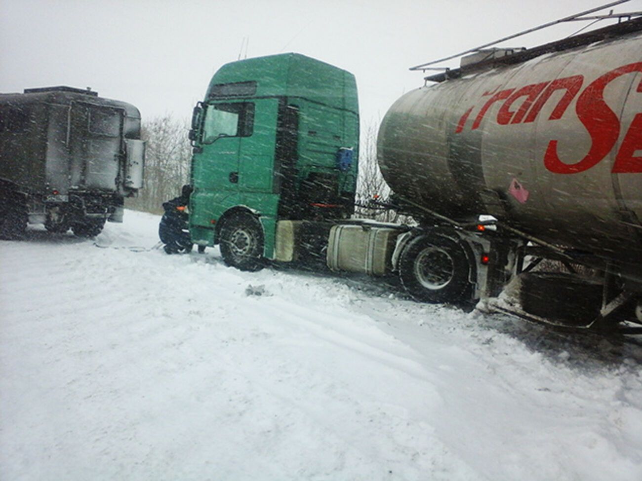 Проезд по многим автодорогам на юге Украины затруднен из-за непогоды&nbsp;