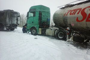 Проезд по многим автодорогам на юге Украины затруднен из-за непогоды