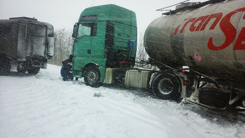 Проезд по многим автодорогам на юге Украины затруднен из-за непогоды