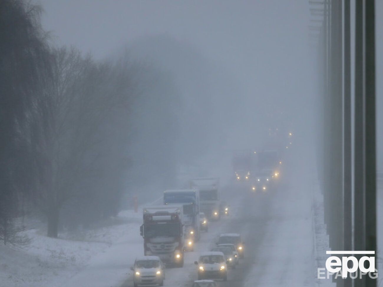В Киеве и области ожидаются густые туманы, на дорогах &ndash; гололедица