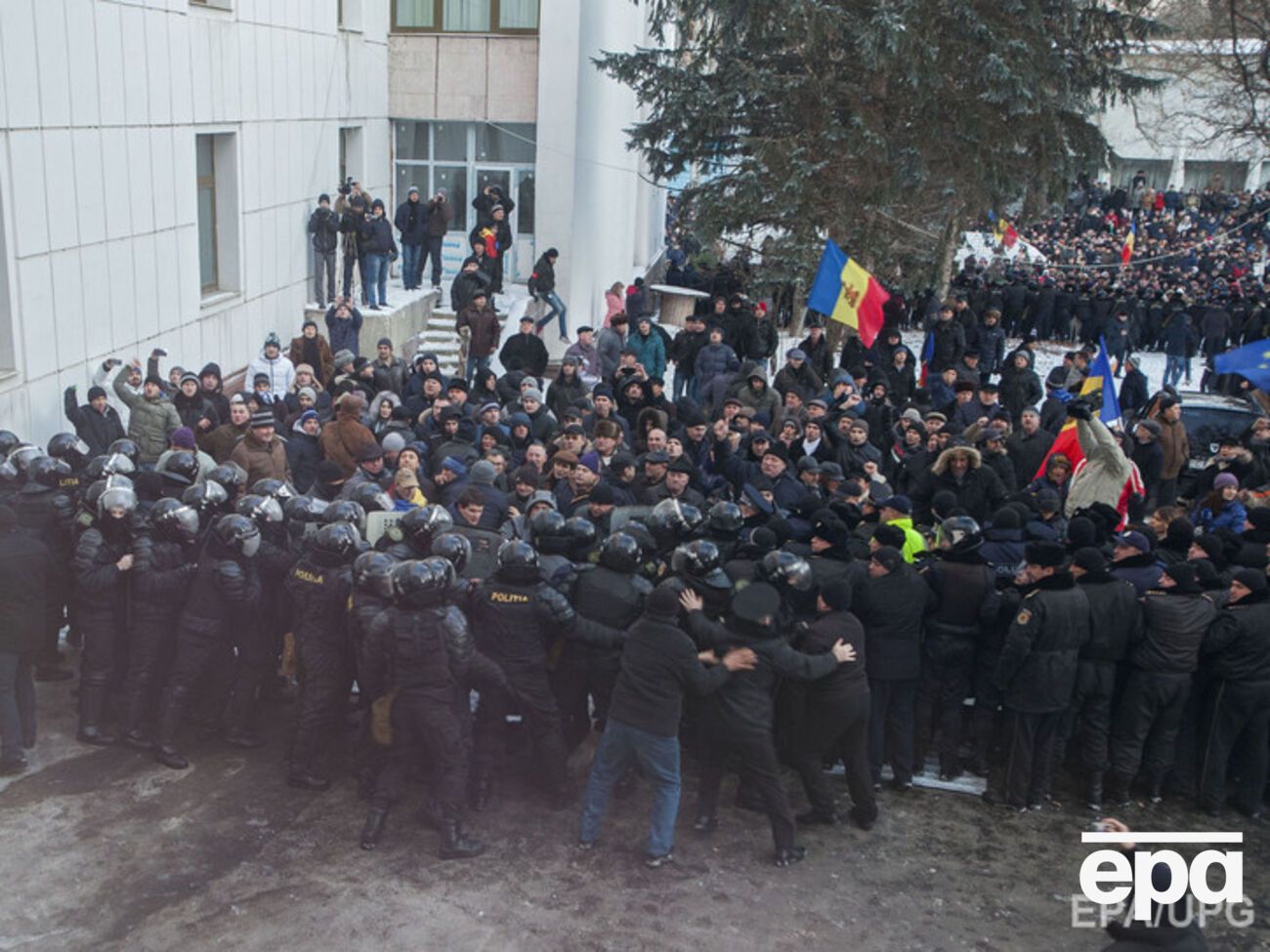 Протестующие ворвались в здание парламента Молдовы