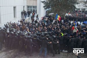 Протестующие ворвались в здание парламента Молдовы