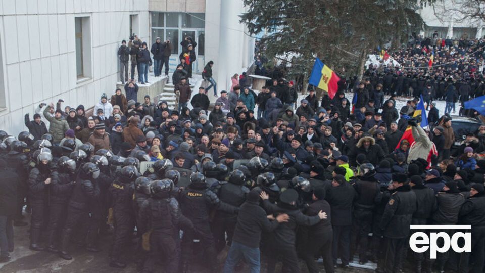 Протестующие ворвались в здание парламента Молдовы