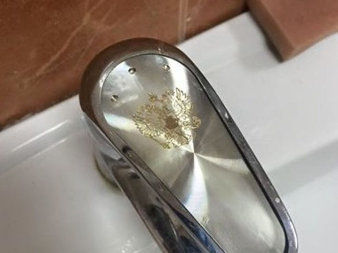 Полозов: Герб РФ размещен на вентиле крана умывальника в туалете Верховного суда Крыма