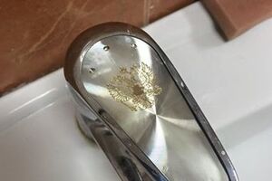 Полозов: Герб РФ размещен на вентиле крана умывальника в туалете Верховного суда Крыма