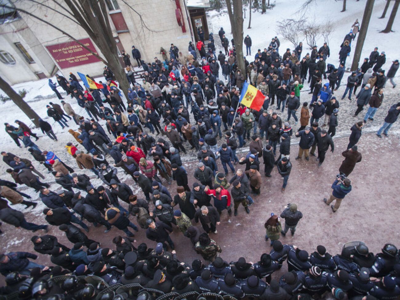 Избрание Филипа премьером Молдовы привело к противостоянию демонстрантов с полицией. Фоторепортаж